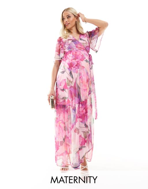Hope & Ivy Maternity – Różowa kopertowa sukienka maxi z falbanką w kwiatowy wzór