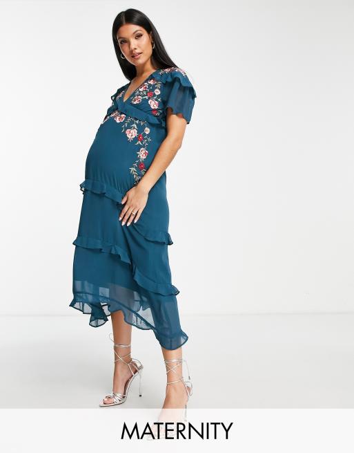 Hope & Ivy Maternity - Smaragdgrøn, broderet midikjole med flæser
