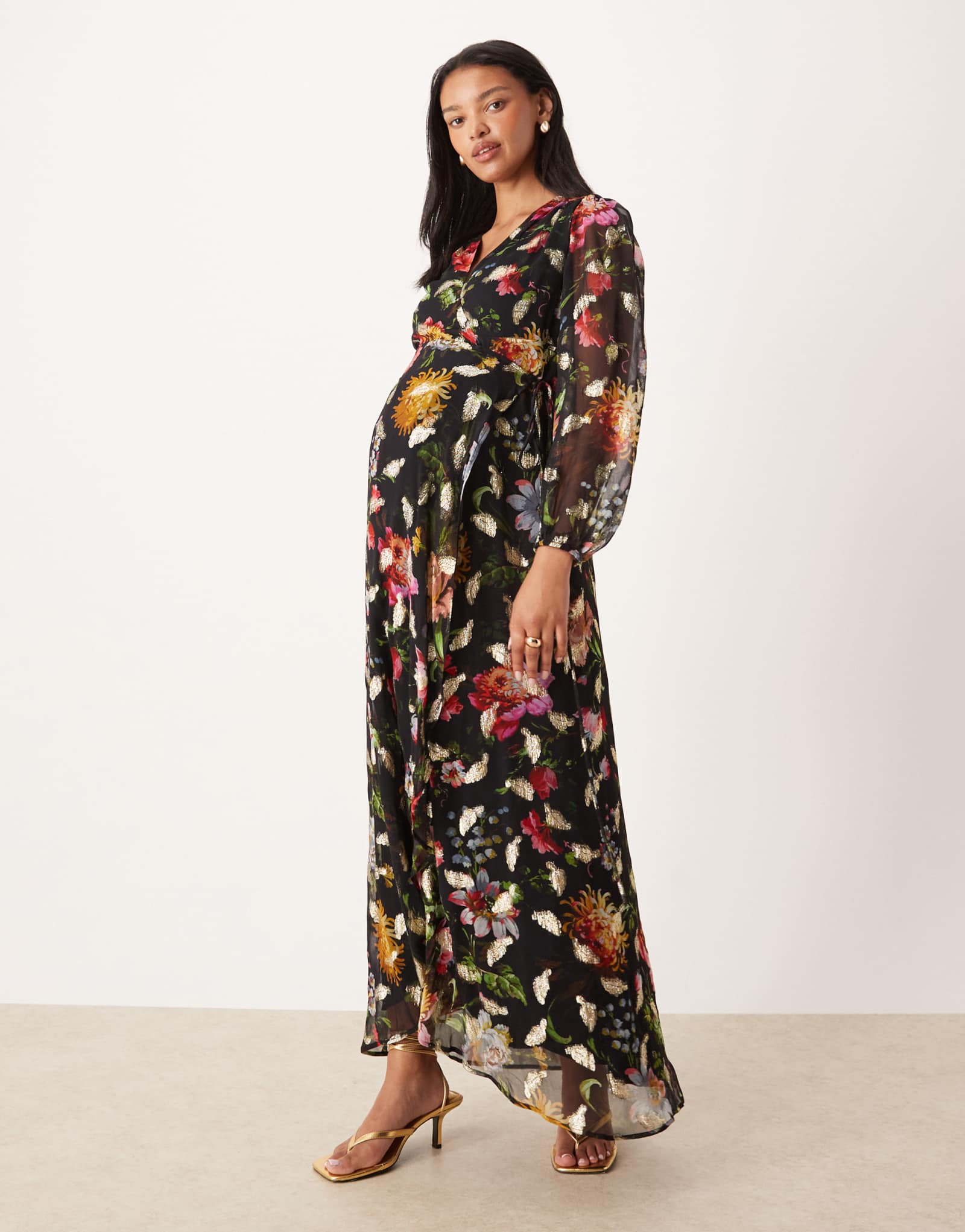 Макси-платье для беременных Hope &Ivy с запахом спереди черного цвета в цветочек с золотыми вкраплениями