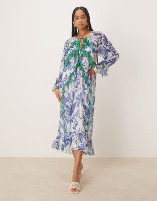 Hope & Ivy - Midaxikleid mit Palmenprint in Blau und Weiß und gerafftem Detail