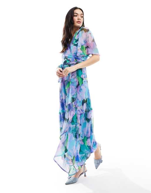 Hope & Ivy – Niebieska kopertowa sukienka maxi z falbanką w kwiatowy wzór