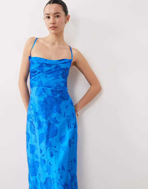 Hope & Ivy Petite – Blå, blommig maxiklänning i satin med smala axelband, 3 av 4