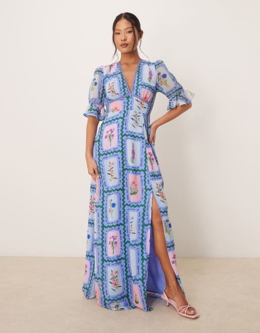 Hope & Ivy - Petite - Maxi-jurk met ruches aan de moouwen, dijsplit, open achterkant en botanische print in blauw