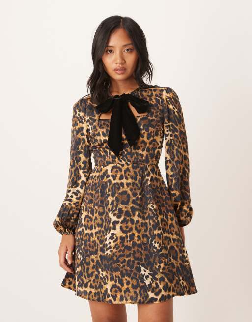 Hope & Ivy Petite mini shift dress with velvet bow front in leopard print, 2 of 4
