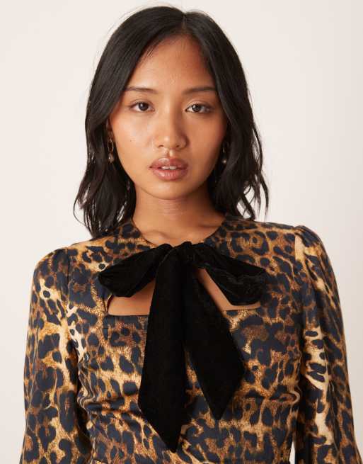 Hope & Ivy Petite mini shift dress with velvet bow front in leopard print, 3 of 4