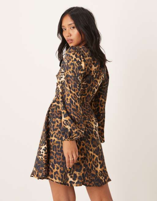 Hope & Ivy Petite mini shift dress with velvet bow front in leopard print, 4 of 4