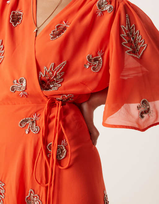 Hope & Ivy Petite – Orange, utsmyckad maxiklänning med omlottdesign, 4 av 4