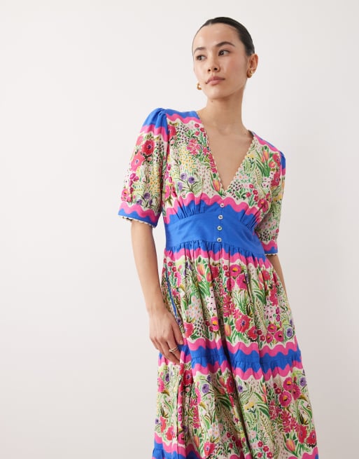 Hope & Ivy Petite - Vestito grembiule midi con scollo a V e maniche a sbuffo rosa e blu a fiori, 2 di 4