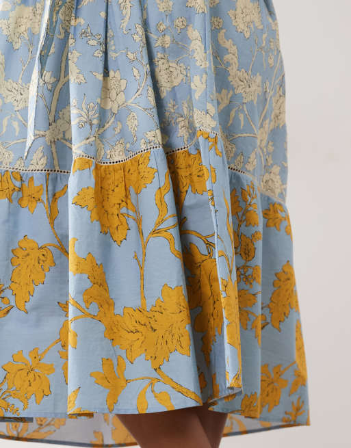 Hope & Ivy Plus – Blå och gul, blommig midaxiklänning med omlottdesign, 3 av 4