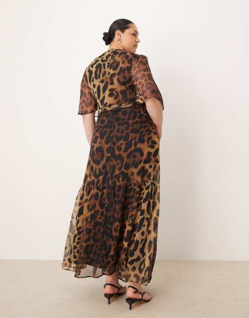 Hope & Ivy Plus – Brązowa kopertowa sukienka maxi w panterkę, 4 z 4