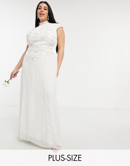 Hope & Ivy Plus Bridal – Sukienka maxi z haftowanym wzorem i koralikami w kolorze kości słoniowej