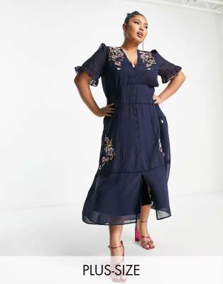 Hope & Ivy Plus – Claudine – Kleid in Marineblau mit Stickerei