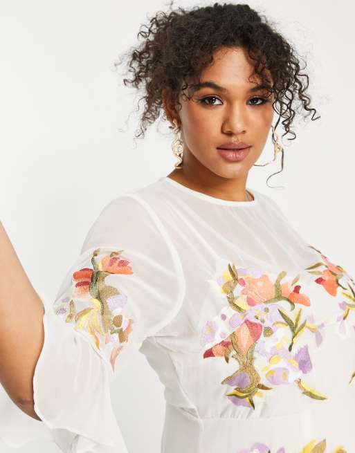 Hope & Ivy Plus fluted sleeve embroidered maxi dress in ivory, 2 of 4