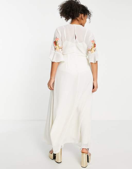 Hope & Ivy Plus fluted sleeve embroidered maxi dress in ivory, 3 of 4