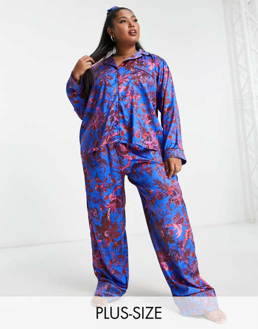 Hope & Ivy Plus – Koboltblått set med pyjamas och hårsnodd av blommönstrad satin