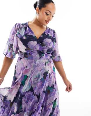 Hope & Ivy Plus – Kopertowa sukienka maxi z falbanką w fioletowy kwiatowy wzór
