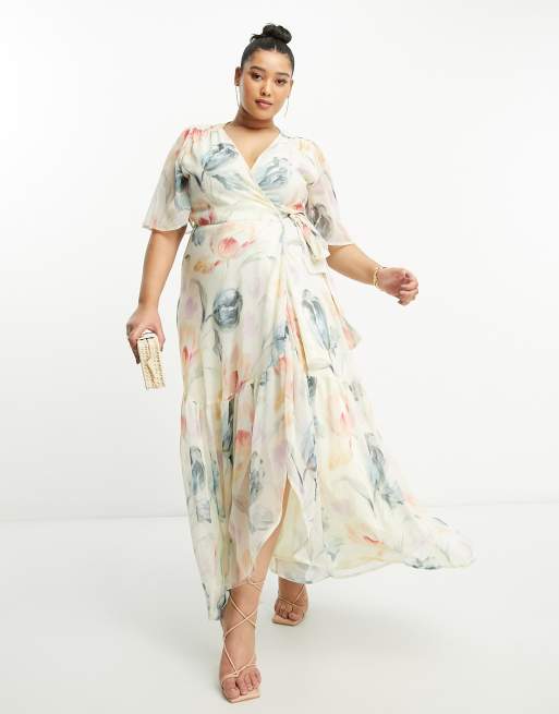 Hope & Ivy Plus – Kremowa kopertowa sukienka maxi z rozkloszowanymi rękawami i wzorem w kwiaty