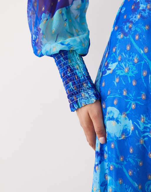 Hope & Ivy – Plus – Langärmliges Maxikleid in Blau mit Blumenmuster, V-Ausschnitt und Knopfleiste&nbsp;, 2 von 4