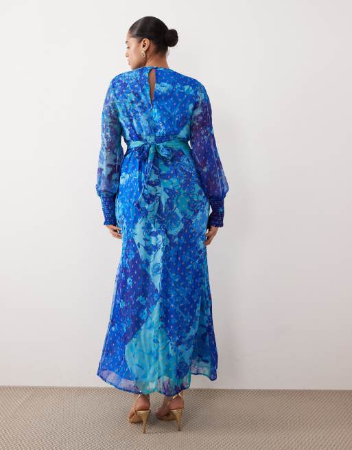 Hope & Ivy – Plus – Langärmliges Maxikleid in Blau mit Blumenmuster, V-Ausschnitt und Knopfleiste&nbsp;, 3 von 4