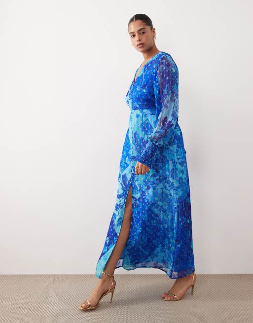 Hope & Ivy – Plus – Langärmliges Maxikleid in Blau mit Blumenmuster, V-Ausschnitt und Knopfleiste&nbsp;, 4 von 4
