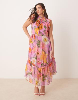 Hope & Ivy Plus - Lyserød midikjole med høj hals og flæser samt blomsterprint og bindebånd i taljen - view 1