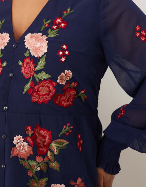 Hope & Ivy Plus - Marineblå midikjole i chiffon med v-hals og knapper samt blomsterbroderinger, 2 af 4