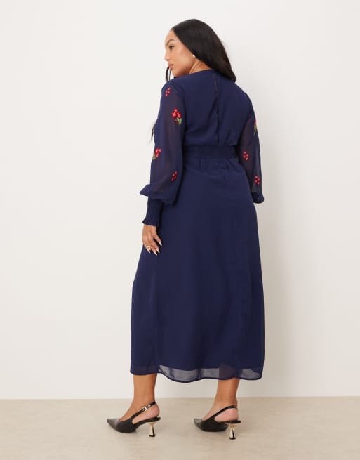 Hope & Ivy Plus - Marineblå midikjole i chiffon med v-hals og knapper samt blomsterbroderinger, 3 af 4