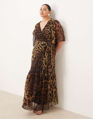 Hope & Ivy Plus - Maxikleid in Braun mit Wickeldesign vorne und Leopardenmuster-Brown