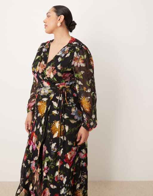 Hope & Ivy Plus – Maxikleid in Schwarz mit Blumenmuster, Wickeldesign auf der Vorderseite und Fleckendetails in Goldoptik, 2 von 4