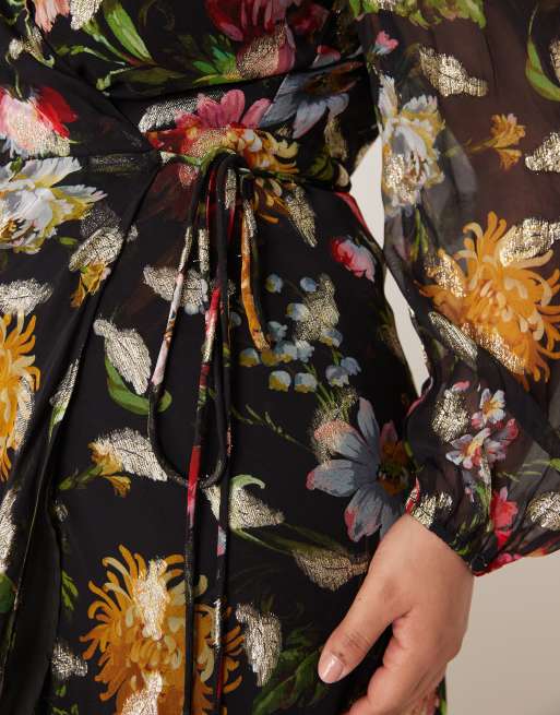 Hope & Ivy Plus – Maxikleid in Schwarz mit Blumenmuster, Wickeldesign auf der Vorderseite und Fleckendetails in Goldoptik, 3 von 4