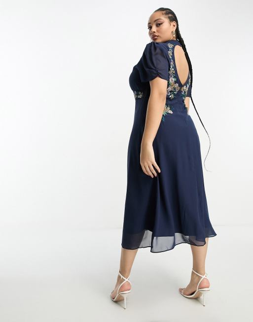 Hope & Ivy Plus - Midi jurk met open achterkant en borduursels in marineblauw