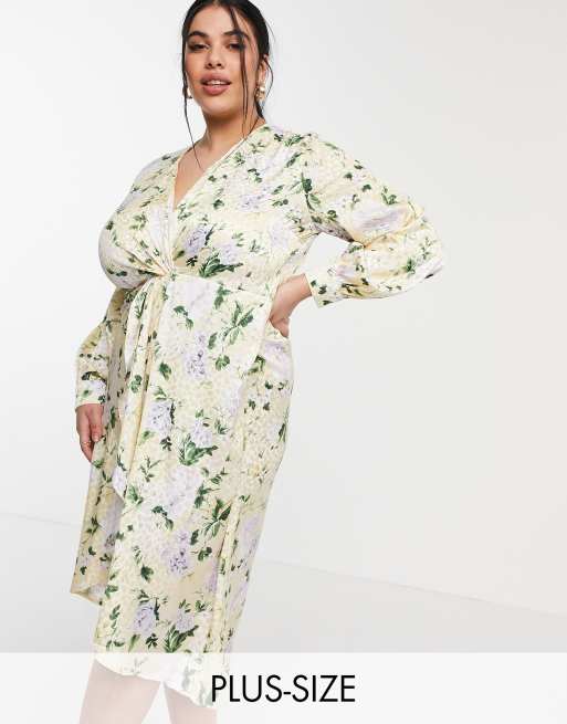 Hope & Ivy Plus - Midi-kimonojurk met lange mouwen, gedraaide voorkant en ongelijke zoom in pastelgele bloemenprint
