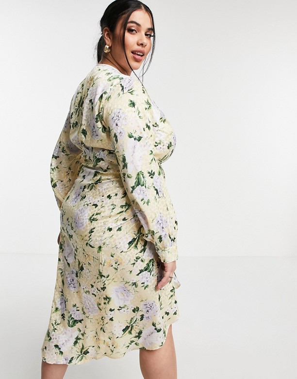 Hope & Ivy Plus – PastelowożÓłta sukienka midi w kwiaty z długim rękawem i asymetrycznym kimonowym przodem Pastelowy żÓłty Wysoka Jakość 