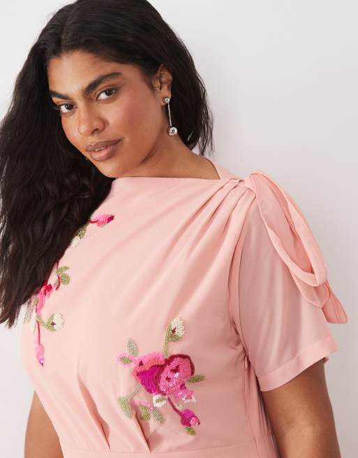 Hope & Ivy Plus robe midi brodée rose à encolure bateau et épaules à nouer, 2 de 4