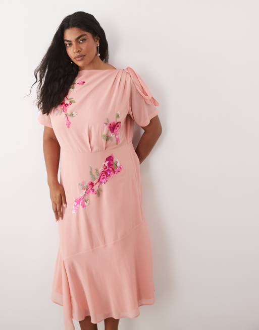 Hope & Ivy Plus slash neck tie shoulder embroidered midi dress in pink, 3 of 4