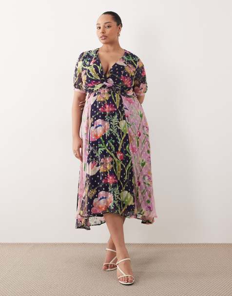 Hope & Ivy Plus - Tea-midikjole med slå om-bryst og blandet blåt blomstermønster samt guldfarvede pletter - view 1