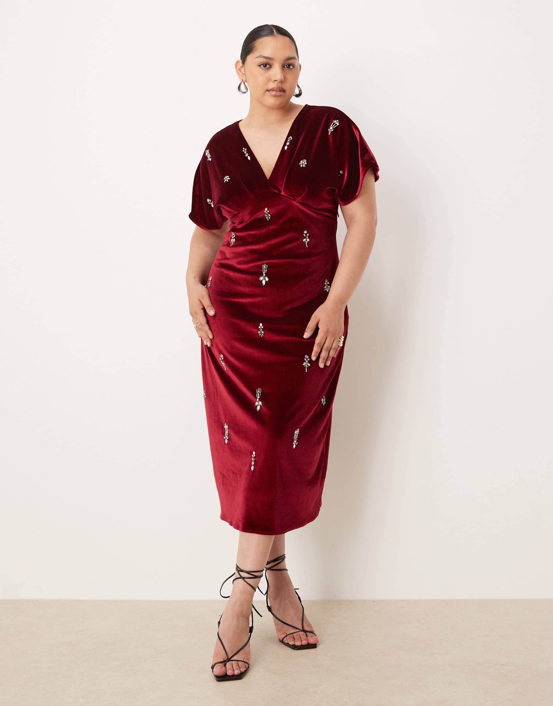 hope & ivy plus v-neck embellished velvet midi dress in burgundy