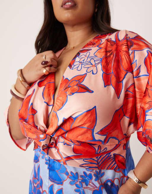 Hope & Ivy Plus – Vorn geknotetes Kimono-Maxikleid mit Kontrast-Design in Rot und Blau, 3 von 4
