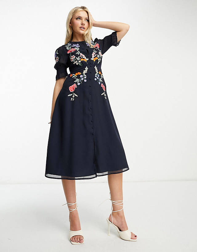 Hope & Ivy - puff sleeve embroidered midi dress in navy floral