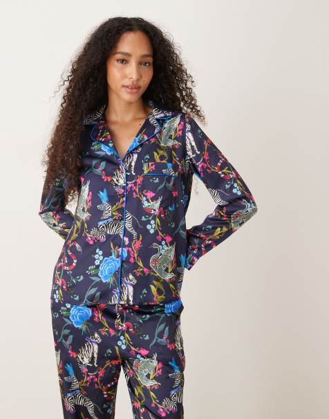 Hope & Ivy – Pyjama-Set aus Satin in Blau mit Zoomuster bestehend aus Oberteil und Hose - view 1