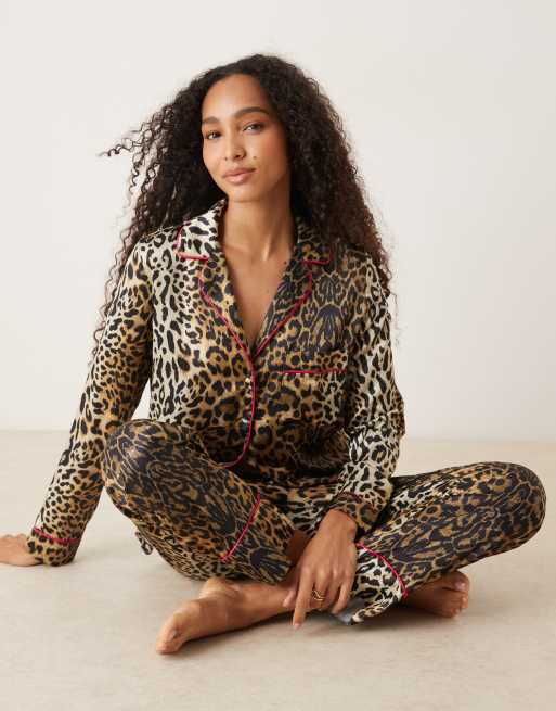 Hope & Ivy - Pyjamas med top og bukser med brunt leopardprint i satin, 2 af 4