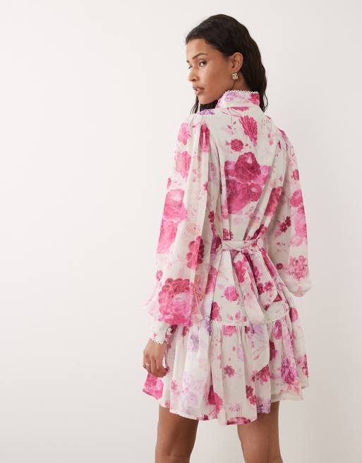 Hope & Ivy - Robe courte à fleurs en mousseline avec col montant, manches ballon et taille basse - Rose, 2 de 4