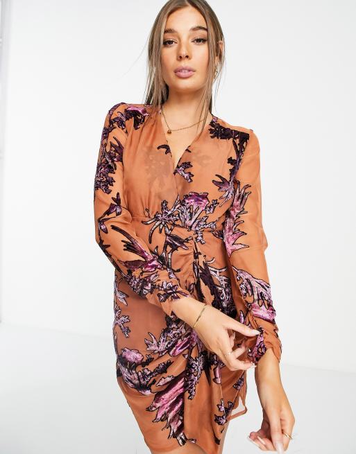 Hope & Ivy - Robe courte drapée en velours à ornements - Orange brûlé