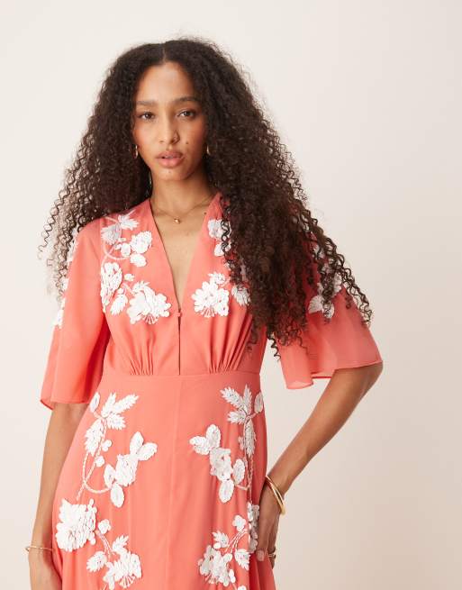 Hope & Ivy - Robe longue à décolleté en V plongeant et ornements - Corail clair, 3 de 4