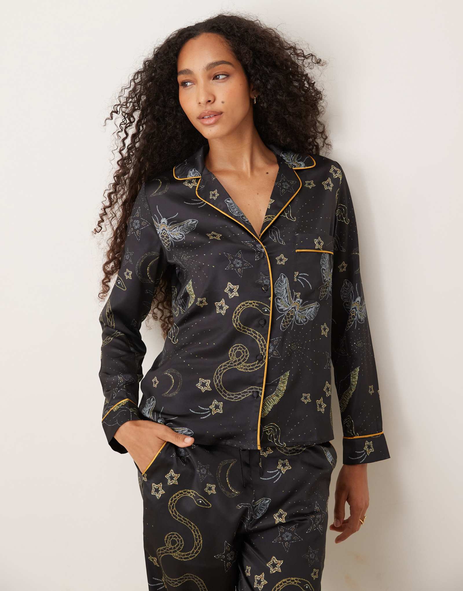 Атласный пижамный топ и брюки Hope &Ivy темно-синего цвета.