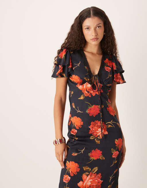 Hope & Ivy - Sort midikjole i satin med blondekanter og flagreærmer samt rødt blomstermønster, 2 af 4