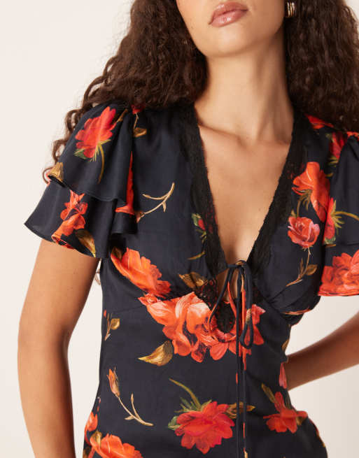 Hope & Ivy - Sort midikjole i satin med blondekanter og flagreærmer samt rødt blomstermønster, 4 af 4