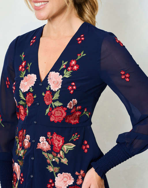 Hope & Ivy The jodie blouson sleeve embroidered v-neck midi dress with front split in navy, 4 of 4
