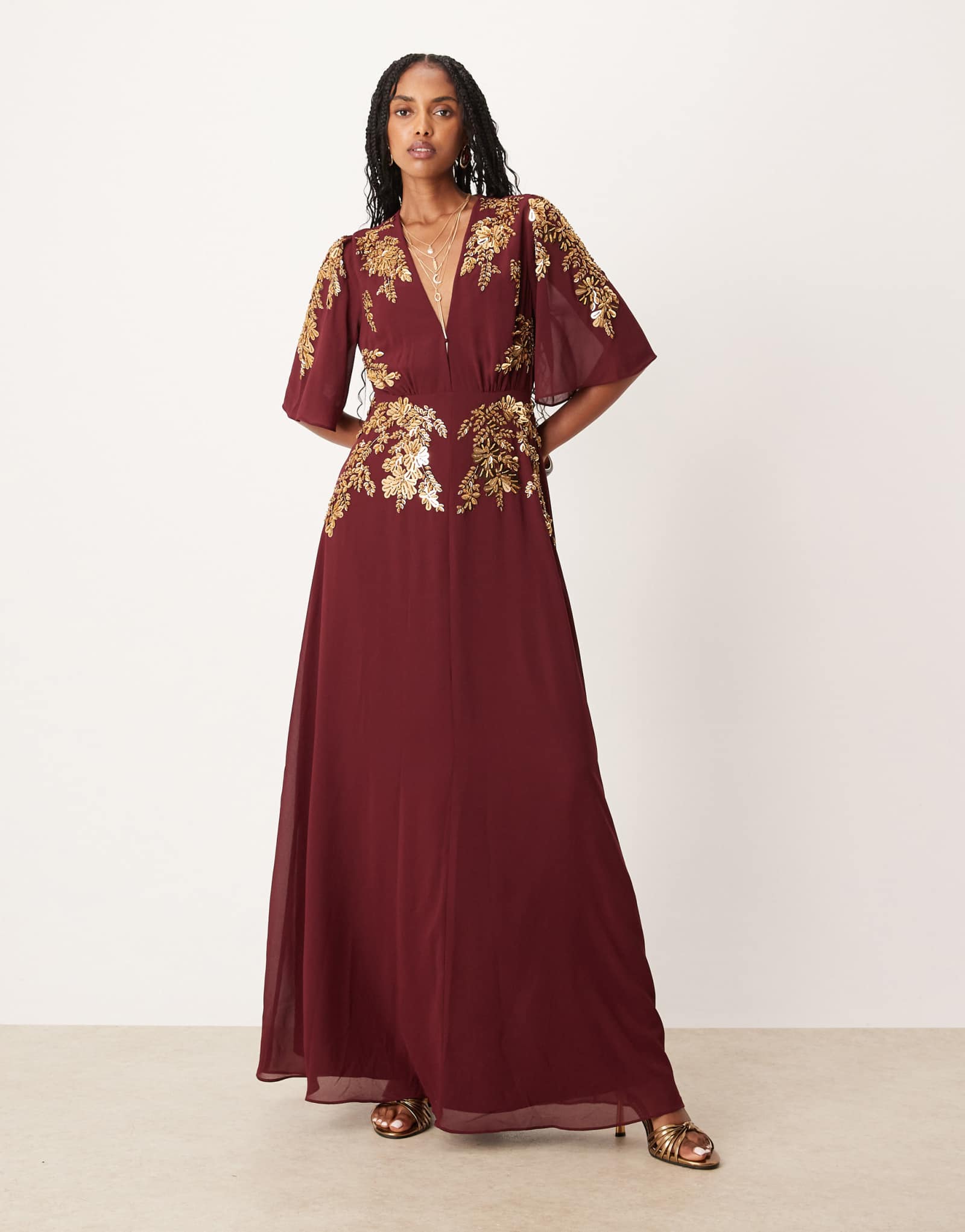 Макси-платье Hope & Ivy с v-образным вырезом и декором бордового цвета