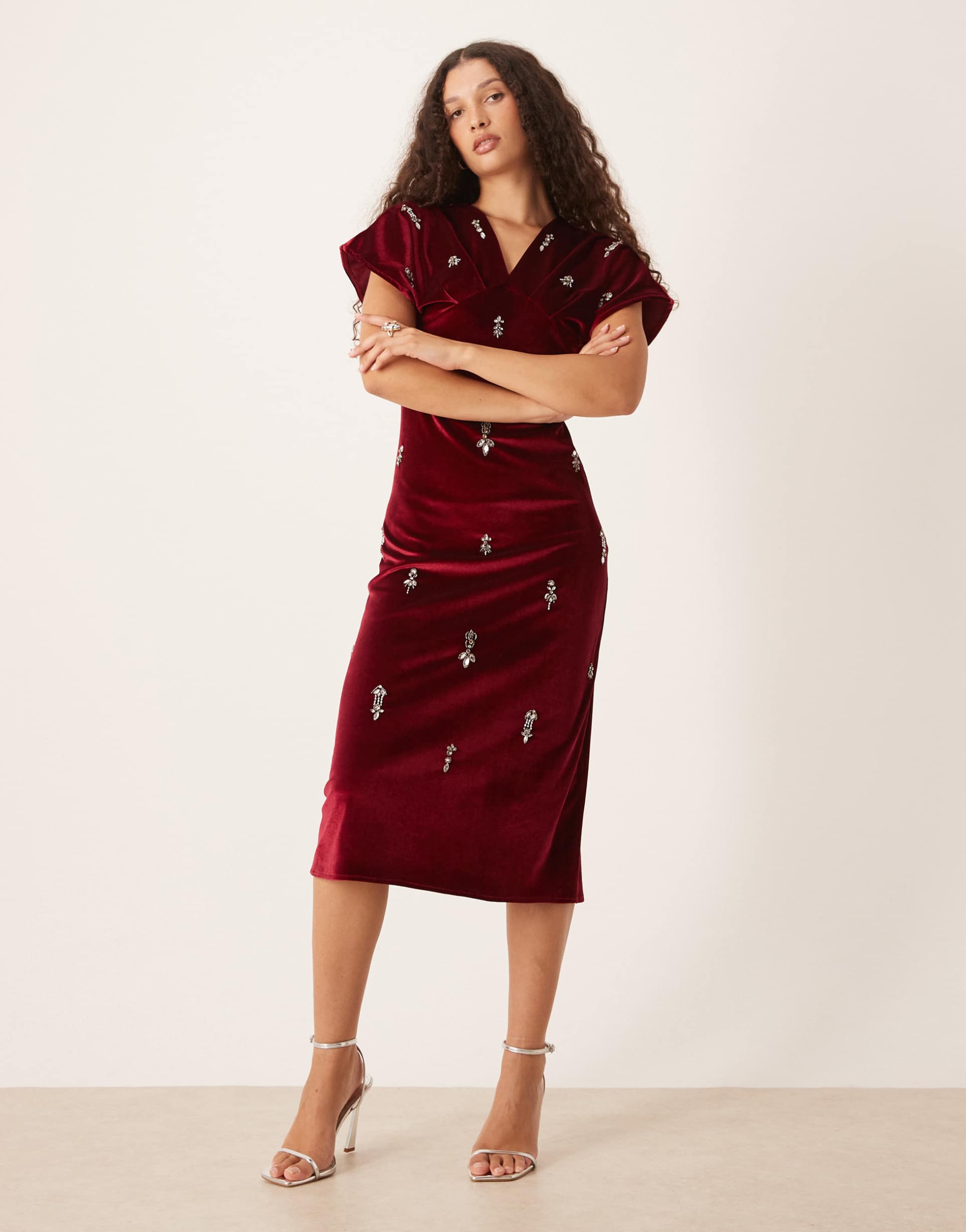 hope & ivy v-neck embellished velvet midi dress in burgundy